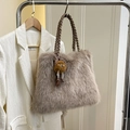 Borsa tote in pelliccia sintetica talpa con manico intrecciato e pompon - Con Ciondolo / Marrone