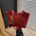 Sac fourre-tout rétro en cuir rouge avec longues bandoulières et charm lapin mignon - Avec Pendentif / Rouge