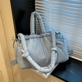 Bolso tipo cubo acolchado azul claro minimalista con asas anudadas y acabado de nailon - Azul Bruma