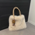 Borsa tote in ecopelliccia beige con manici intrecciati e ciondolo a gatto - Con Ciondolo / Bianco Sporco