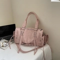 Rosafarbene matte Motorrad-Handtasche aus Leder mit Nieten und Umhängeriemen - Rosa