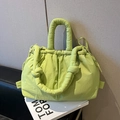 Bolso saco acolchado verde lima minimalista con correa anudada y cierre de cordón - Verde amarillento