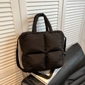 Borsa tote trapuntata nera con manici imbottiti e tracolla lunga per uso a bandoliera - Nero