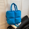 Borsa tote imbottita blu reale in nylon leggero con tracolla imbottita - Blu