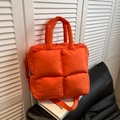 Borsa tote trapuntata arancione brillante con patchwork quadrato e tracolla rimovibile - Arancione