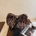 Borsa a tracolla in peluche leopardata con cinturino in pelle e catena per l'autunno - Marrone