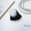 Supporto per cellulare con fiocco nero e soffice pompon bianco con fibbia a perle elegante - Supporto Diamante Nero in Pelliccia di Visone (Bianco) / Bianco