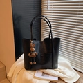 Sac cabas noir à texture grainée avec pendentif lapin sur un fond en maille douce - Avec Pendentif / Noir