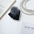 Supporto per telefono in pelliccia di visone con pompon grigio e fiocco nero - Supporto Diamante Nero in Pelliccia di Visone (Grigio) / Grigio