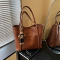 Sac fourre-tout marron vintage avec un lapin à carreaux et une poche frontale - Avec Pendentif / Marron