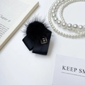 Supporto per telefono a fiocco nero con pompon di pelliccia, cristallo e perle - Supporto Diamante Nero in Pelliccia di Visone (Nero) / Nero