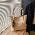 Grand sac cabas crème en cuir vintage avec pendentif lapin et poche externe - Avec Pendentif / Blanc Cassé