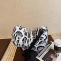 Borsa a tracolla da donna in ecopelliccia con stampa leopardata bianca e nera morbida - Bianco