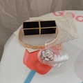 Dettaglio del supporto cellulare a cuore in resina con camelia bianca e perla su sottobicchiere - Supporto a Goccia-Camelia-Bianco