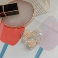 Makroaufnahme von Herz-Handyhalterung mit 3D-Harzrosen und klarem Schmetterlings-Detail - Drip Glue Schmetterling Rose Stil