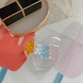Dettaglio macro del supporto per telefono glitter a cuore con orsetti colorati in resina - Orsetto Arcobaleno-Arancione