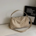 Beige Zylindertasche aus Leder mit Love 105 Prägung zum Tragen als Umhängetasche - Cremeweiß
