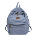 Vintage hellblauer Denim-Rucksack mit braunen Lederakzenten und Vordertasche auf weißem Grund - Hellblau