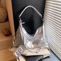 Silberne Tragetasche in Metallic-Optik mit Kettenriemen und Reißverschlusstasche - Silber