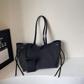 Grande borsa tote nera minimalista in tela con cinturini in pelle e pochette coordinata - Nero