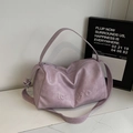 Lila Handtasche aus Kunstleder mit Love 105 Prägung und breitem Schultergurt für Damen - Taro-Lila