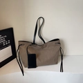 Borsa tote in tela marrone con spalline nere e pochette abbinata su piedistallo bianco - Cachi Scuro