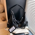Glänzende schwarze Hobo-Tasche mit Kettenriemen und faltiger Lackleder-Textur - Schwarz