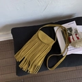 Minimalistische senfgelbe Fransen-Handytasche aus Wildleder im Boho-Stil für Damen - Gelb