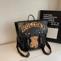Mochila vintage de cuero negro con correas marrones y un lindo oso de peluche holiday - Negro