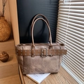 Borsa tote vintage in pelle marrone con fibbia decorativa e tracolle lunghe in pelle - Marrone