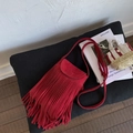 Rote Schultertasche aus Wildleder mit modischen Fransen und minimalistischem Design - Rot