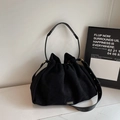 Borsa a nuvola plissettata nera minimalista con doppia tracolla e finitura morbida - Nero