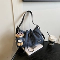 Blaue Denim Beuteltasche mit Tunnelzug, Bärenanhänger und schwarzem Ledergriff - Mit Anhänger / Blau mit schwarzem Riemen