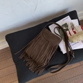 Braune Wildleder Umhängetasche mit Fransen und Boho-Stil für Damen im Sommer - Braun