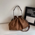 Borsa tote marrone effetto scamosciato con design a pieghe e tracolle scure - Marrone