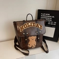 Mochila retro de cuero PU marrón oscuro con bordado HOLIDAY y parche de oso de peluche - café