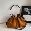 Borsa tote plissettata marrone caramello con trama scamosciata e coulisse - Marrone
