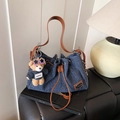 Dunkelblaue Denim-Beuteltasche mit braunen Lederriemen und süßem Teddybär-Anhänger - Mit Anhänger / Blau mit braunem Riemen