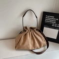 Borsa tote in simil camoscio color cammello con tracolla in pelle marrone e fibbie oro - Cachi