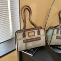 Elegante bolso de hombro vintage azul con ribete de cuero marrón sobre escritorio de madera - Azul