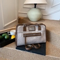 Bolso sobaco gris vintage con ribete de cuero marrón oscuro y logo metálico - Marrón