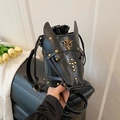 Borsa a secchiello a forma di testa di cavallo in ecopelle nera con borchie dorate - Nero