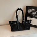 Borsa tote in pelle scamosciata nera con grandi rivetti argento e tracolla con fibbia in metallo - Nero