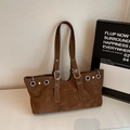Borsa sottobraccio in finta pelle scamosciata marrone con borchie argentate stile vintage - caffè