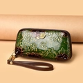 Elegante pochette in pelle goffrata verde scuro con motivi floreali etnici e cinturino da polso - Verde