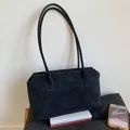 Detalle de bolso tote de ante negro con acabado mate y correas dobles largas de hombro - Negro