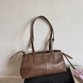 Retro brown oversized shoulder bag in pleated PU leather with sleek side drawstrings - Brown