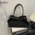 Schwarze Wildleder-Hobo-Tasche im Retro-Stil mit Gold-Schnalle und viel Platz für den Alltag - Schwarz