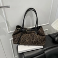 Schicke Shopper-Tasche mit Leopardenmuster, schwarzen Ledergriffen und Goldschnalle - Kaffee Leopard