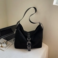 Borsa hobo nera minimalista in camoscio con fibbia ad anello argento e tracolla - Nero